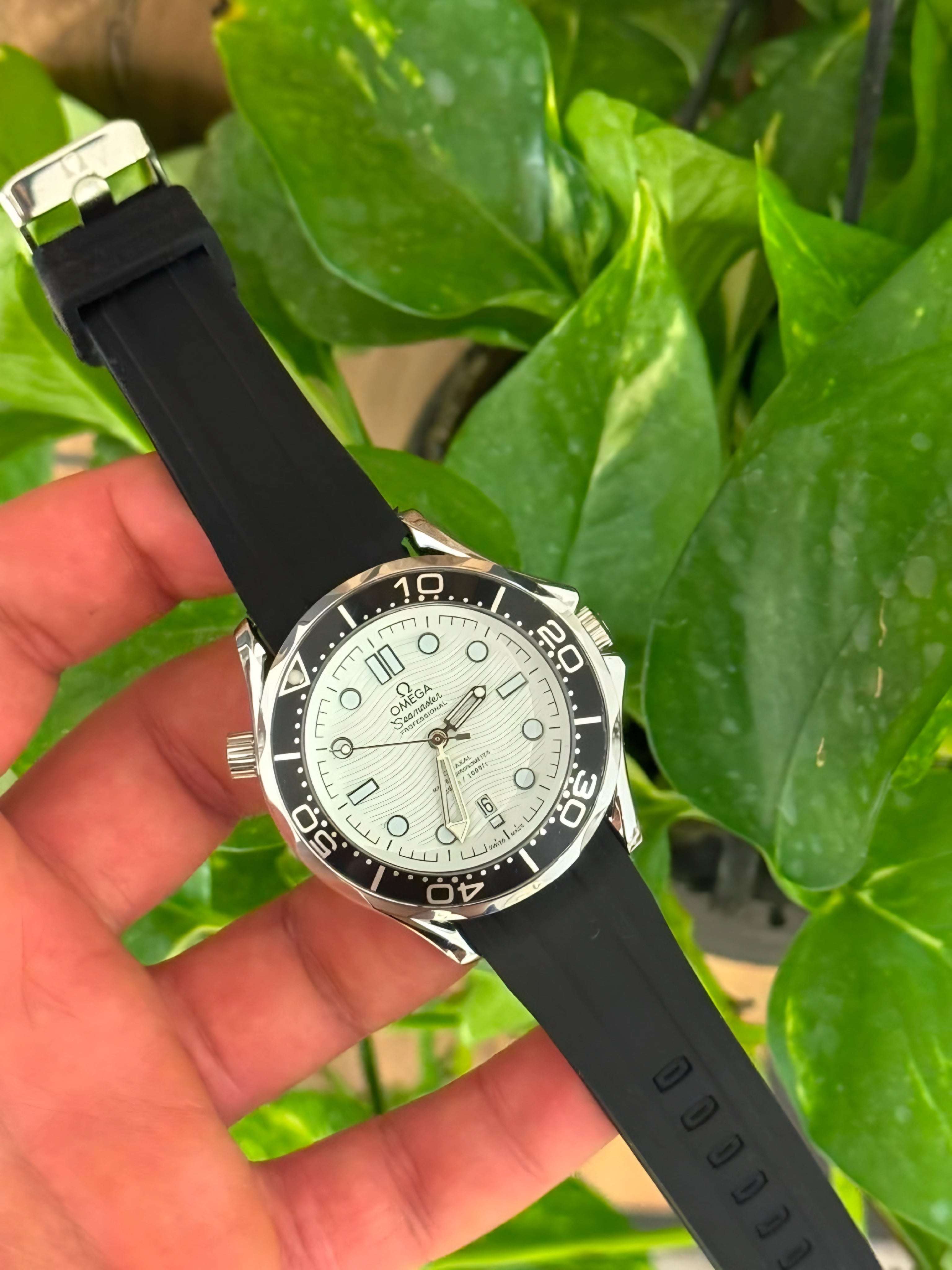 OMG Seamaster Diver – Black & White Edition